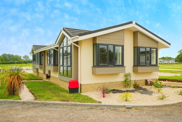 2 Bedroom Park Home For Sale In Heathfield, Bletchingdon, Kidlington, OX5