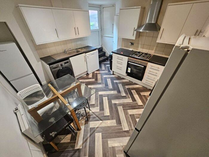 6 Bedroom Terraced House To Rent In Chestnut Avenue, Hyde Park, Leeds, LS6