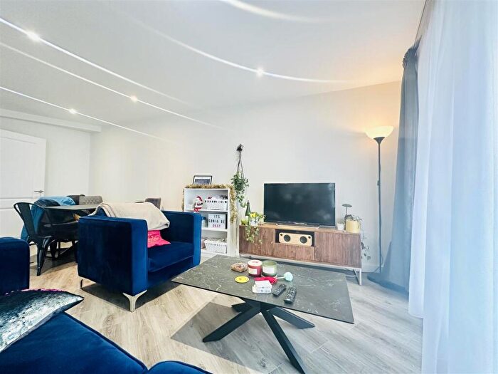 2 Bedroom Apartment To Rent In The Curve, Nottingham, NG7