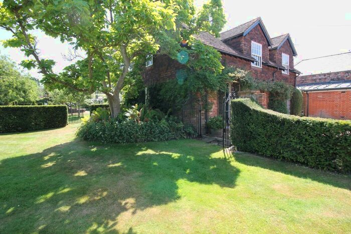 2 Bedroom Coach House To Rent In High Street, Odiham, Hook, RG29