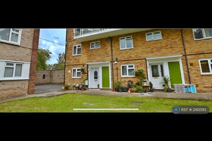 3 Bedroom Maisonette To Rent In The Ridgeway, St Albans, AL4