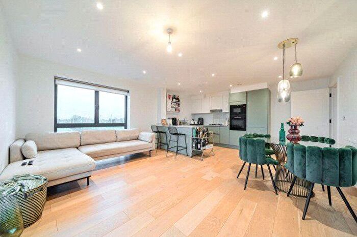 2 Bedroom Flat To Rent In Cassio Road, Watford, Hertfordshire, WD18