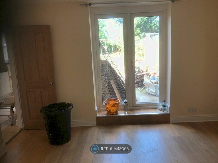 2 Bedroom Flat To Rent In Croydon Road, London, SE20