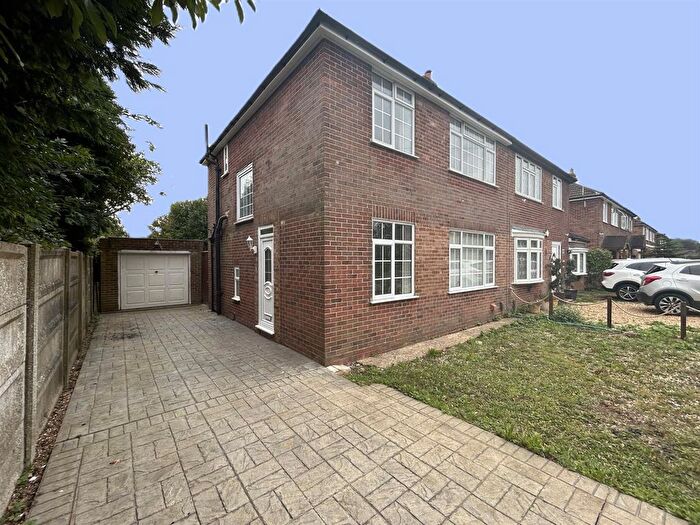 3 Bedroom Property To Rent In Lechford Road, Horley, RH6