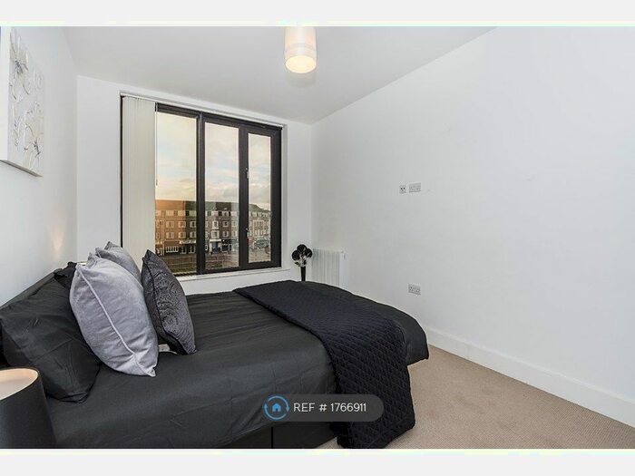 1 Bedroom Flat To Rent In Cornwall House -, Slough, SL1