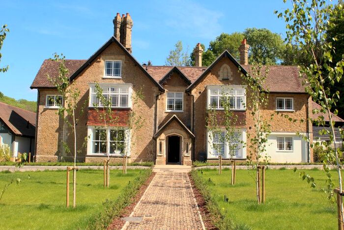 1 Bedroom Flat To Rent In Catteshall Manor, Godalming, GU7