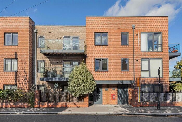 1 Bedroom Flat To Rent In Hainault Road, Hedley House, Leytonstone, London, E11