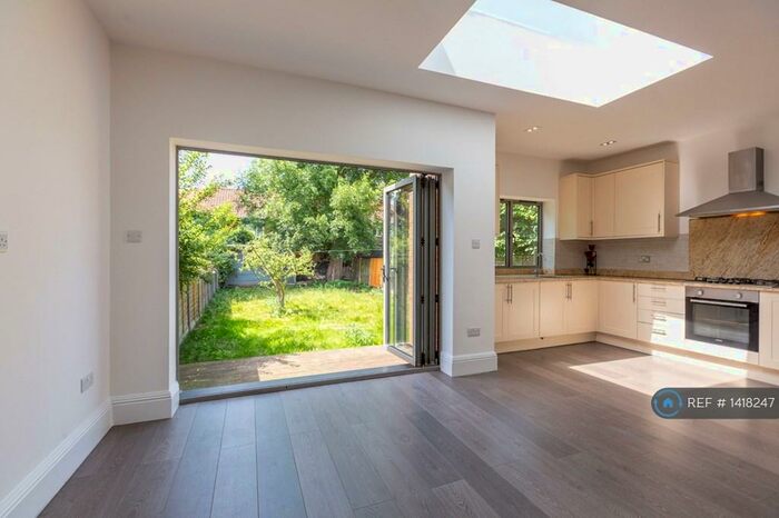 4 Bedroom Semi-Detached House To Rent In Oakleigh Gardens, London, N20