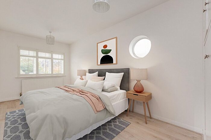 3 Bedroom Property To Rent In Montague Road, Richmond, TW10