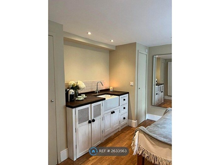 2 Bedroom Flat To Rent In Basement, London, SW8