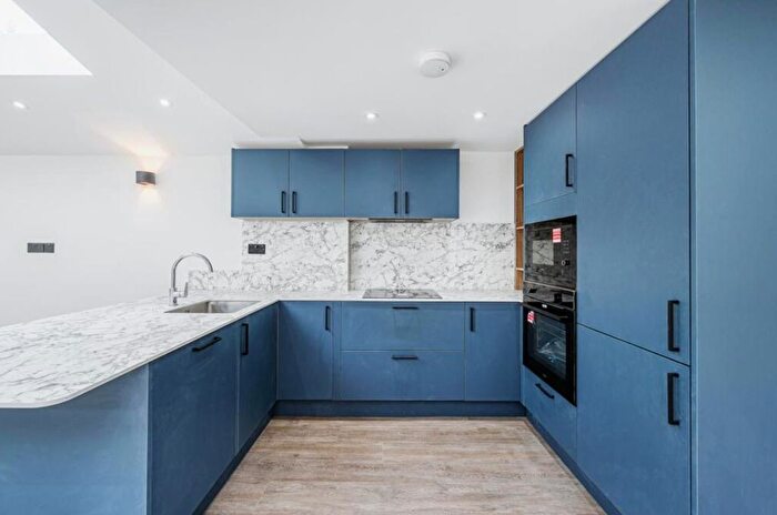 2 Bedroom Flat To Rent In Winchester Street, Springfield Park, W3