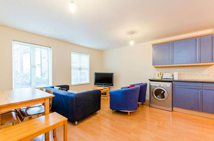 2 Bedroom Flat To Rent In Macleod Street, Elephant And Castle, London, SE17