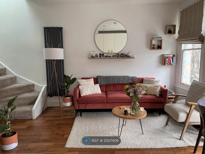 3 Bedroom Flat To Rent In Honeybrook Road, London, SW12