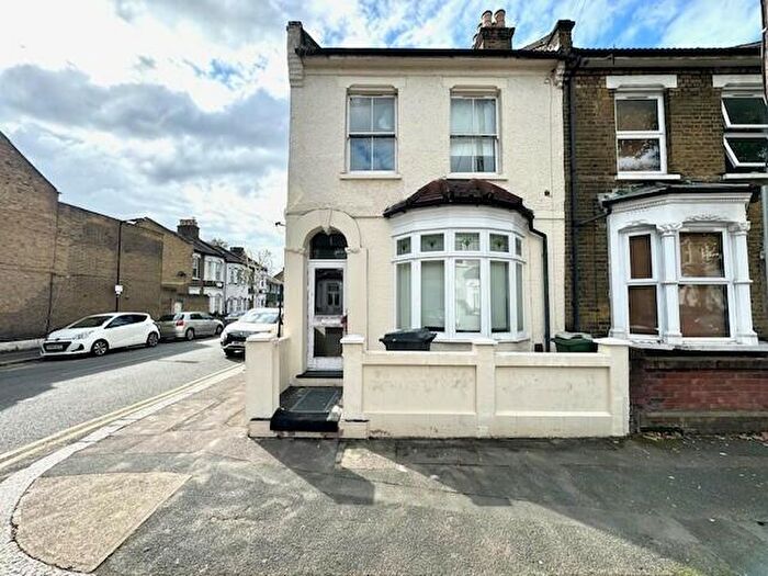 5 Bedroom House To Rent In Steele Road, Leyton, E11