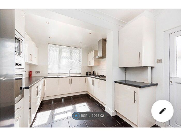 3 Bedroom Detached House To Rent In Boyne Avenue, London, NW4