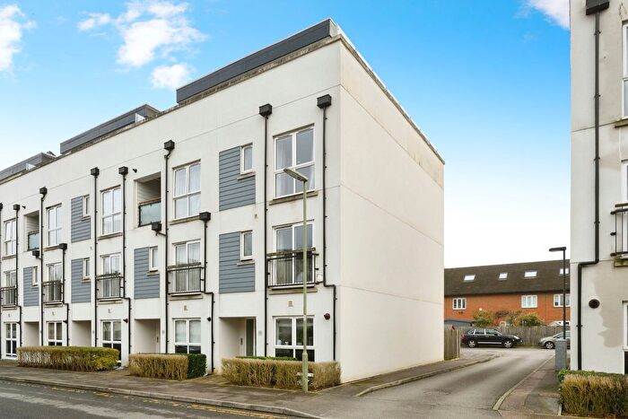 2 Bedroom Maisonette For Sale In Canalside, Redhill, Surrey, RH1