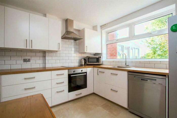 3 Bedroom Detached House To Rent In Redhill Drive, Brighton, BN1