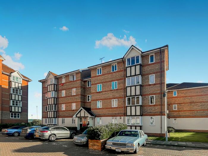 2 Bedroom Flat To Rent In Chandlers Drive, Erith, DA8