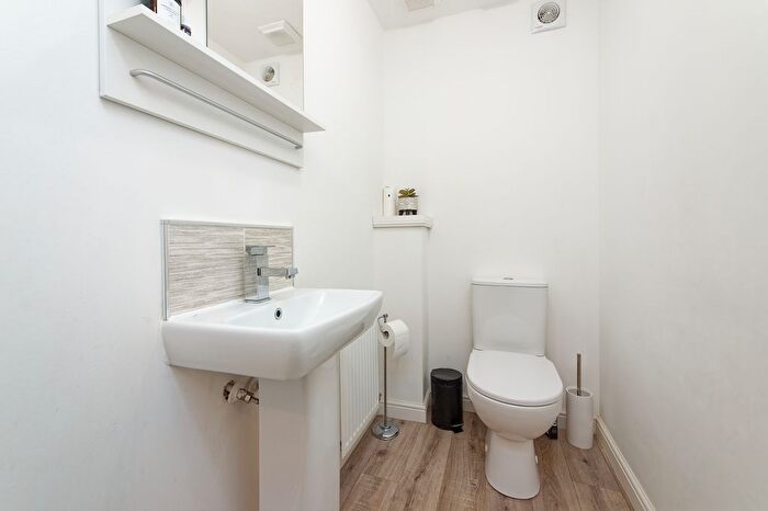 3 Bedroom End Of Terrace House For Sale In Newfield Way, Brookfield, PA5