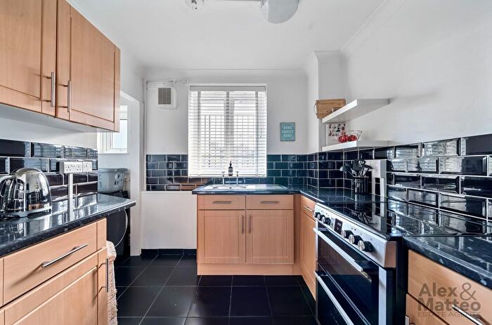 1 Bedroom Flat For Sale In Eveline Lowe Estate, Bermondsey, SE16