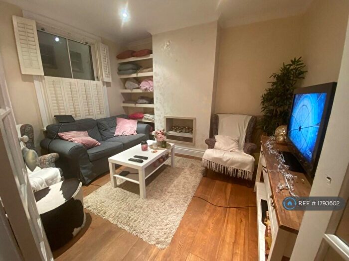 3 Bedroom Terraced House To Rent In London, London, SW11
