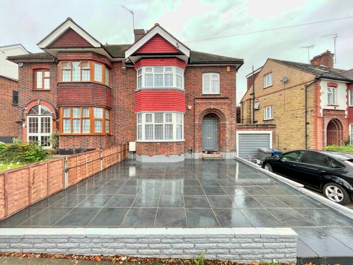 3 Bedroom Semi-Detached House To Rent In Cissbury Ring North, London, N12