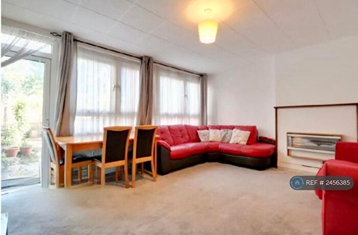3 Bedroom Maisonette To Rent In Fairfoot Road, London, E3
