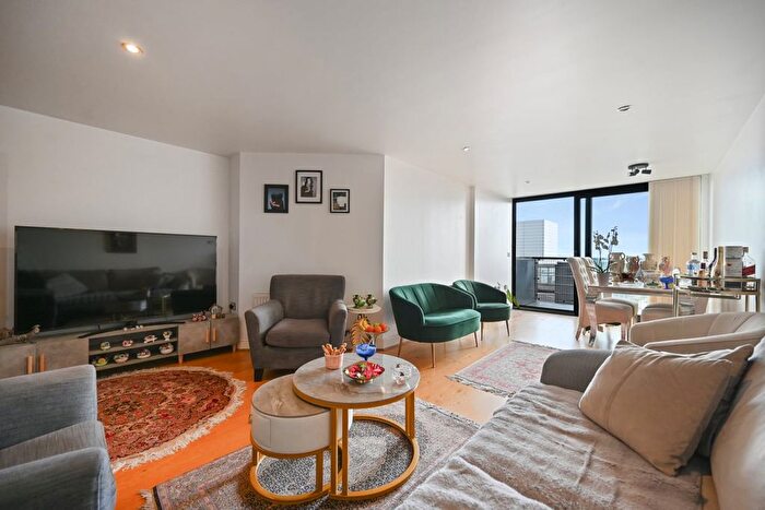 2 Bedroom Flat For Sale In Kingsway, London, N12