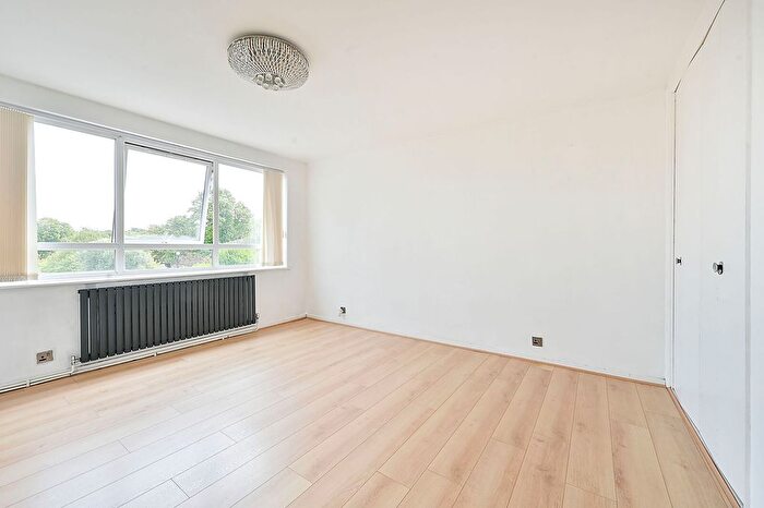3 Bedroom Flat To Rent In Stanley Road, Sutton, SM2