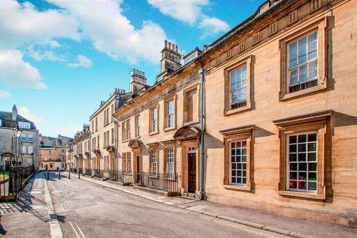 1 Bedroom Flat To Rent In Beauford Square, Bath, BA1