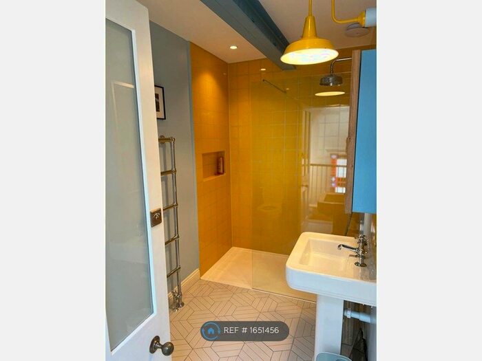 5 Bedroom Semi-Detached House To Rent In Navarino Road, Hackney, E8