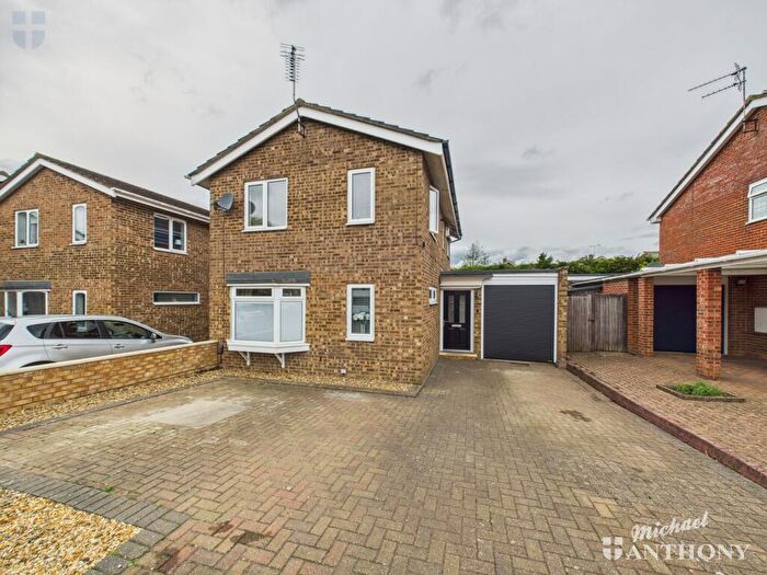 3 Bedroom Link Detached House For Sale In Wynford Green, Aylesbury, Buckinghamshire, HP21