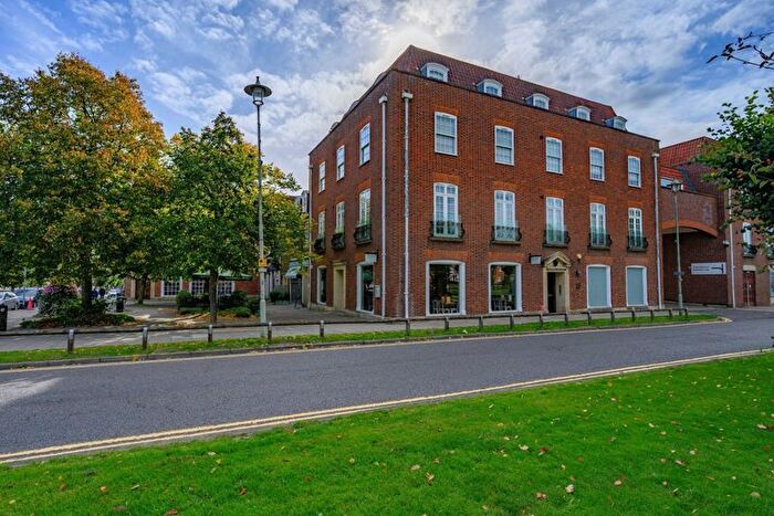 2 Bedroom Flat To Rent In Howardsgate, Welwyn Garden City, AL8