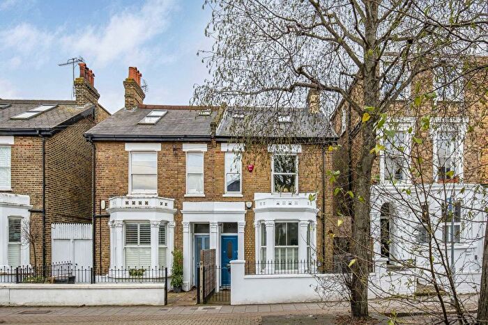 3 Bedroom Flat To Rent In Fernlea Road, London, SW12