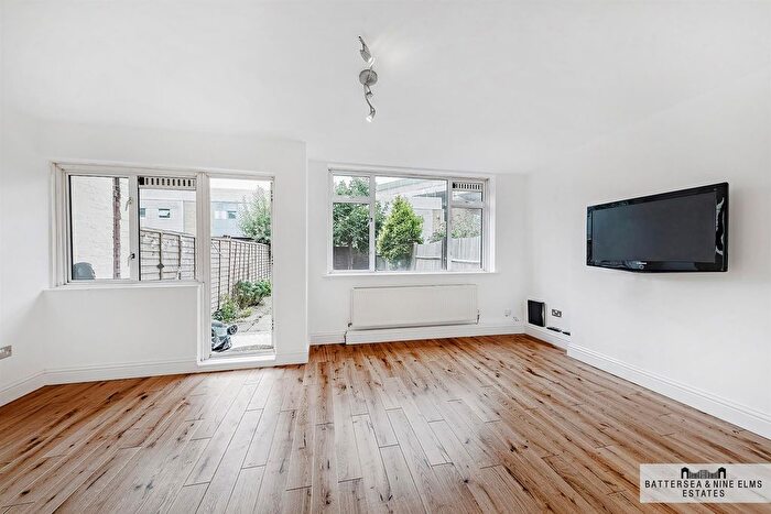 3 Bedroom Maisonette To Rent In Woods House, Patmore Estates, SW8