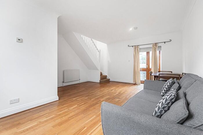 2 Bedroom Property To Rent In Oldfield Road, Stoke Newington, N16