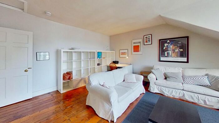 2 Bedroom Flat To Rent In Albany Street, Edinburgh, EH1