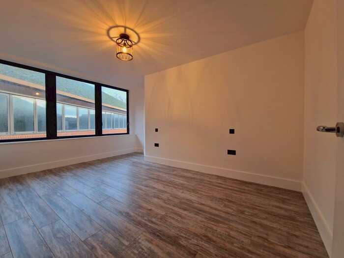 1 Bedroom Apartment To Rent In Kingsbridge Point, SN1