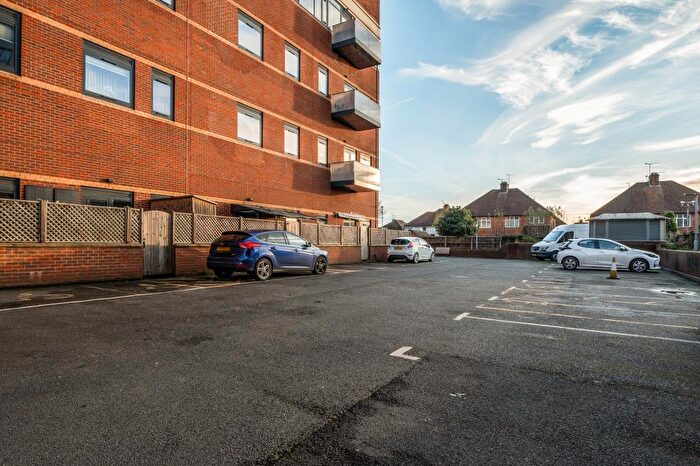 1 Bedroom Flat For Sale In Brickfield Court, Slough, SL1
