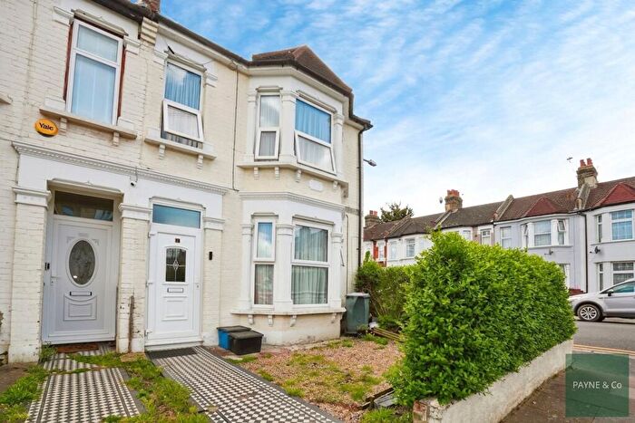 4 Bedroom End Of Terrace House For Sale In Staines Road, Ilford, IG1