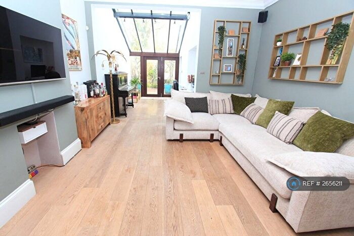 2 Bedroom Flat To Rent In Finchley, London, N3