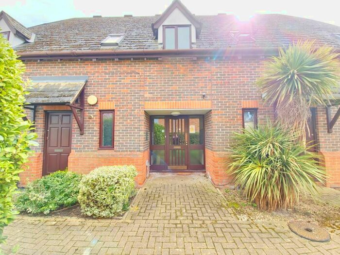 1 Bedroom Apartment To Rent In Canvey Walk, Chelmsford, Essex, CM1