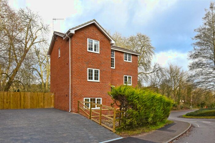 4 Bedroom Detached House To Rent In Valley Road, Henley-On-Thames, RG9