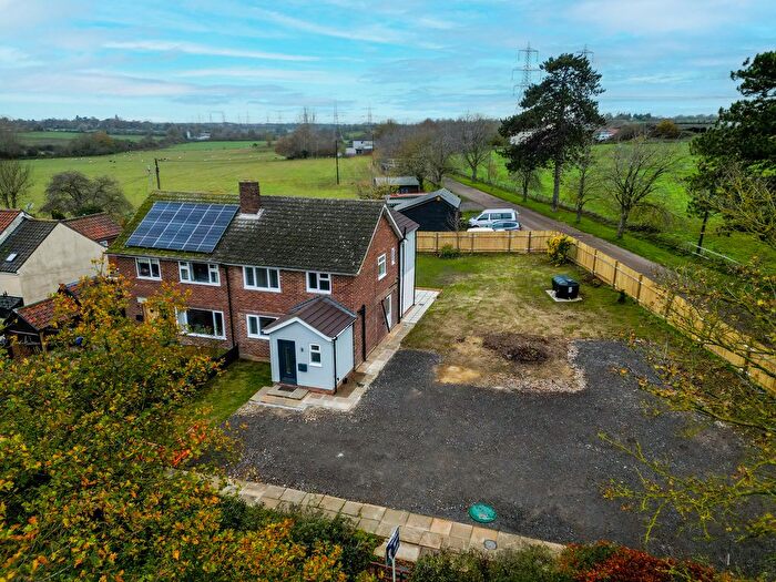 3 Bedroom Semi-Detached House For Sale In Henley Road, Ipswich, IP6