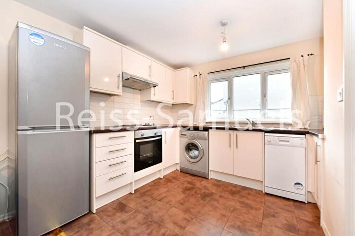 3 Bedroom Apartment To Rent In Ambassador Square, London, E14