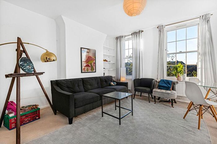 2 Bedroom Apartment To Rent In - Caledonian Road, London, N7