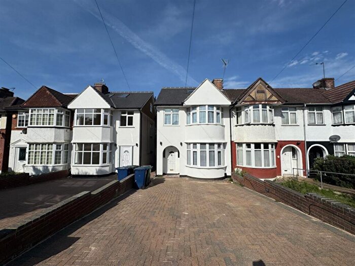 4 Bedroom Semi-Detached House To Rent In Hampden Way, Southgate, N14