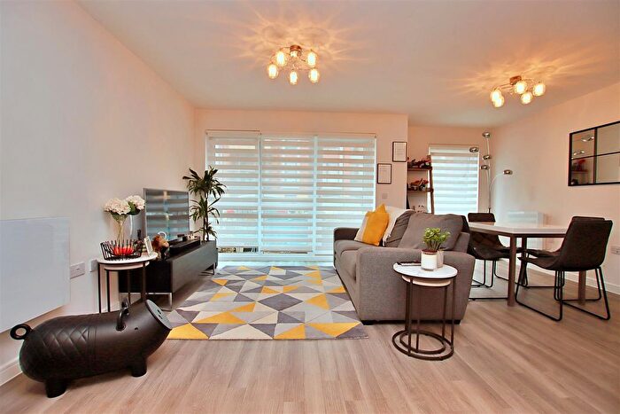 1 Bedroom Flat For Sale In Darwin House, Holmesley Road, Borehamwood, WD6