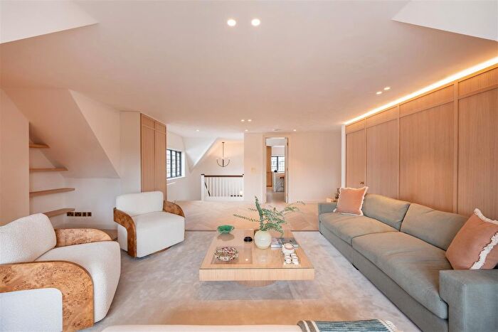 2 Bedroom Flat For Sale In Walton Street, Knightsbridge, SW3