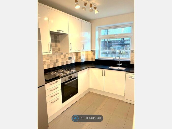 2 Bedroom Flat To Rent In Castle Ave, Highams Park, E4